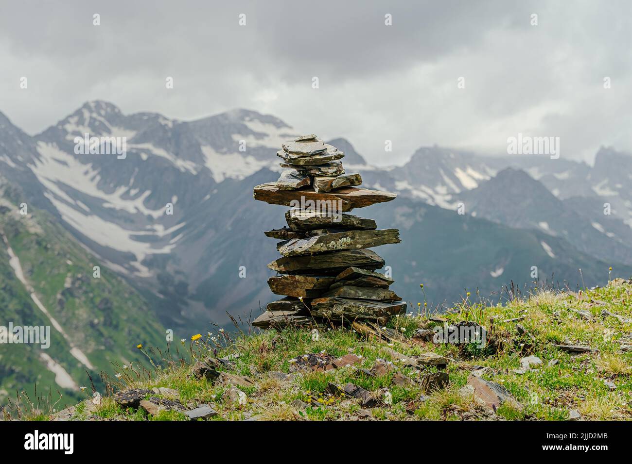 piedras piramidales en los picos nevados de las montañas Foto de stock