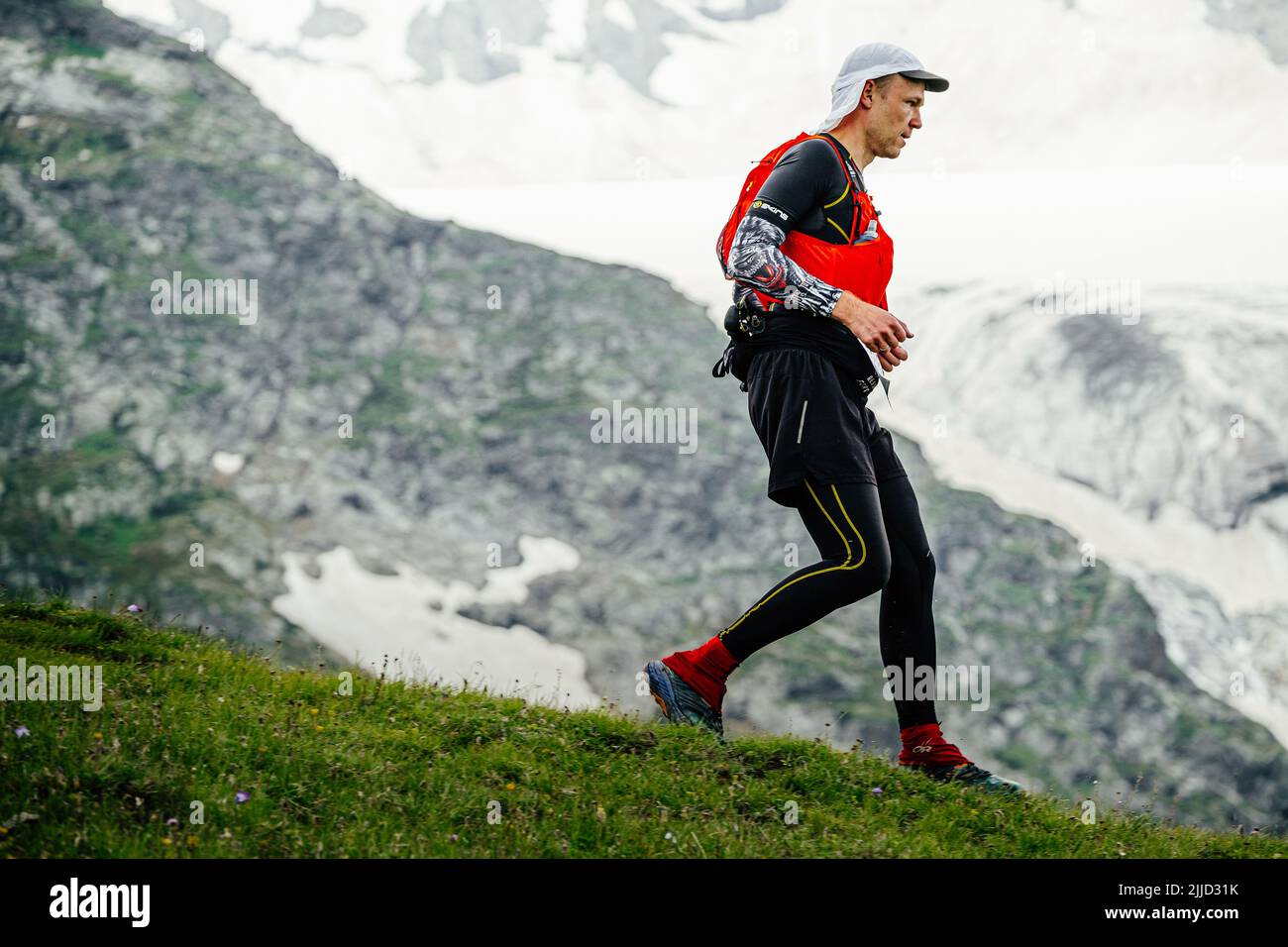 Arkhyz, Rusia - 3 de julio de 2022: Atleta masculino corriendo cuesta abajo en Arkhyz X Run Foto de stock