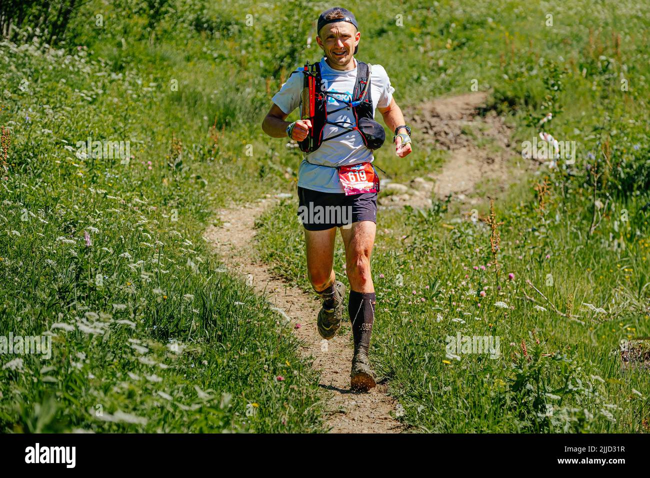 Arkhyz, Rusia - 3 de julio de 2022: Pista de running masculina en Arkhyz X Run Foto de stock
