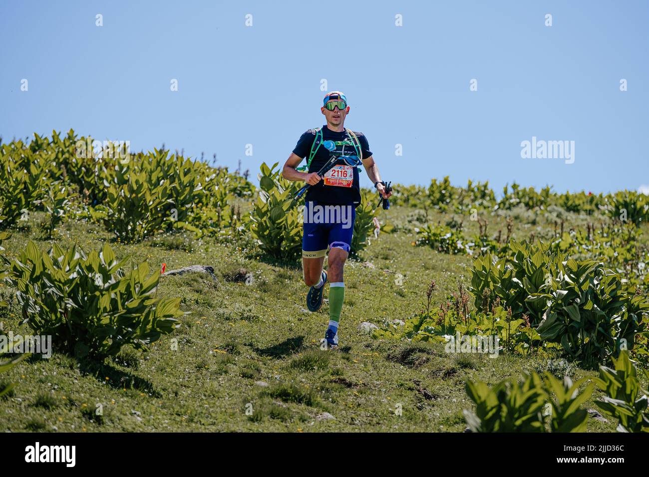 Arkhyz, Rusia - 3 de julio de 2022: Atleta masculino corriendo en pista de descenso en Arkhyz X Run Foto de stock