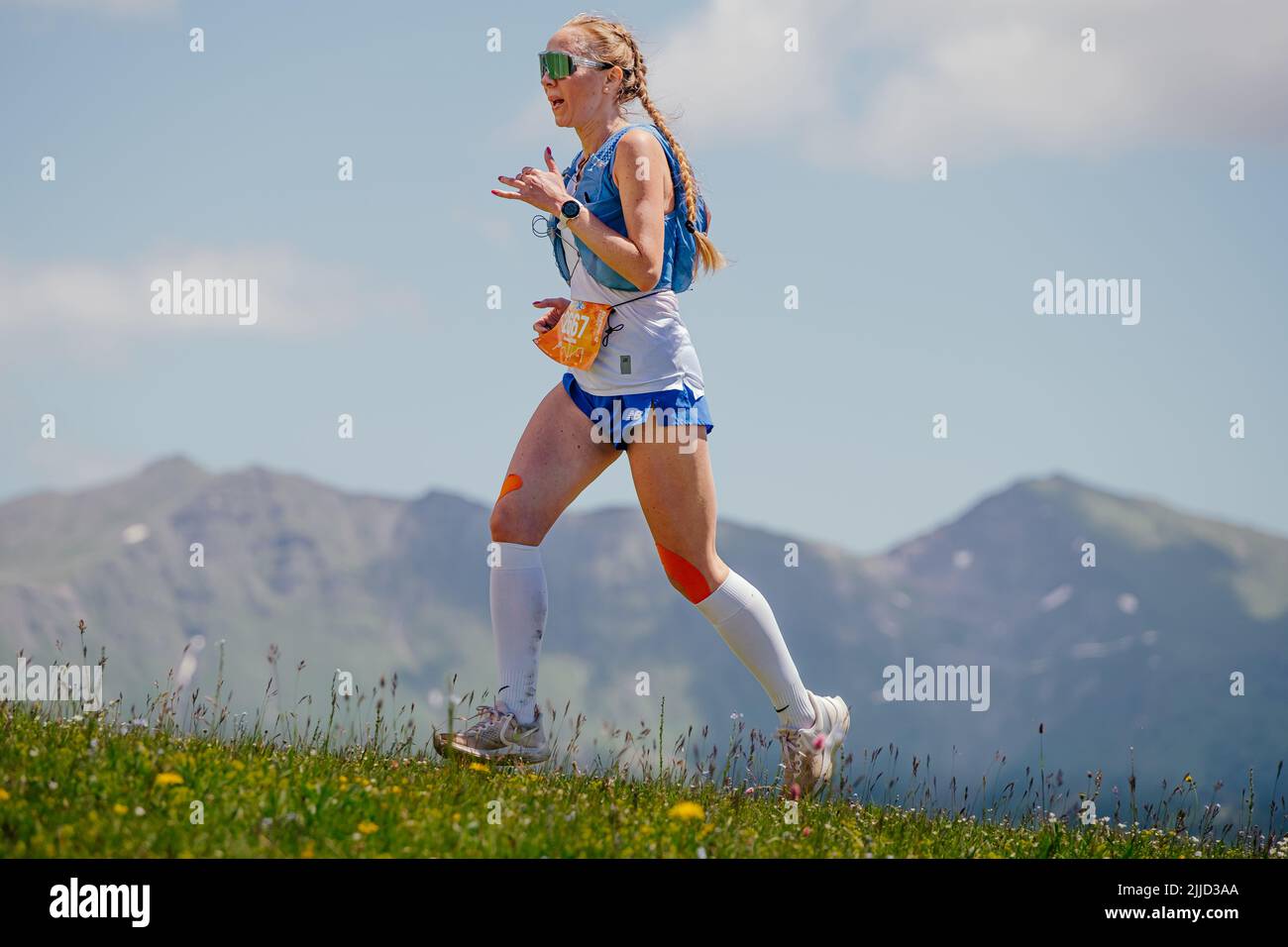 Arkhyz, Rusia - 3 de julio de 2022: Atleta femenina corriendo cuesta arriba en Arkhyz X Run Foto de stock