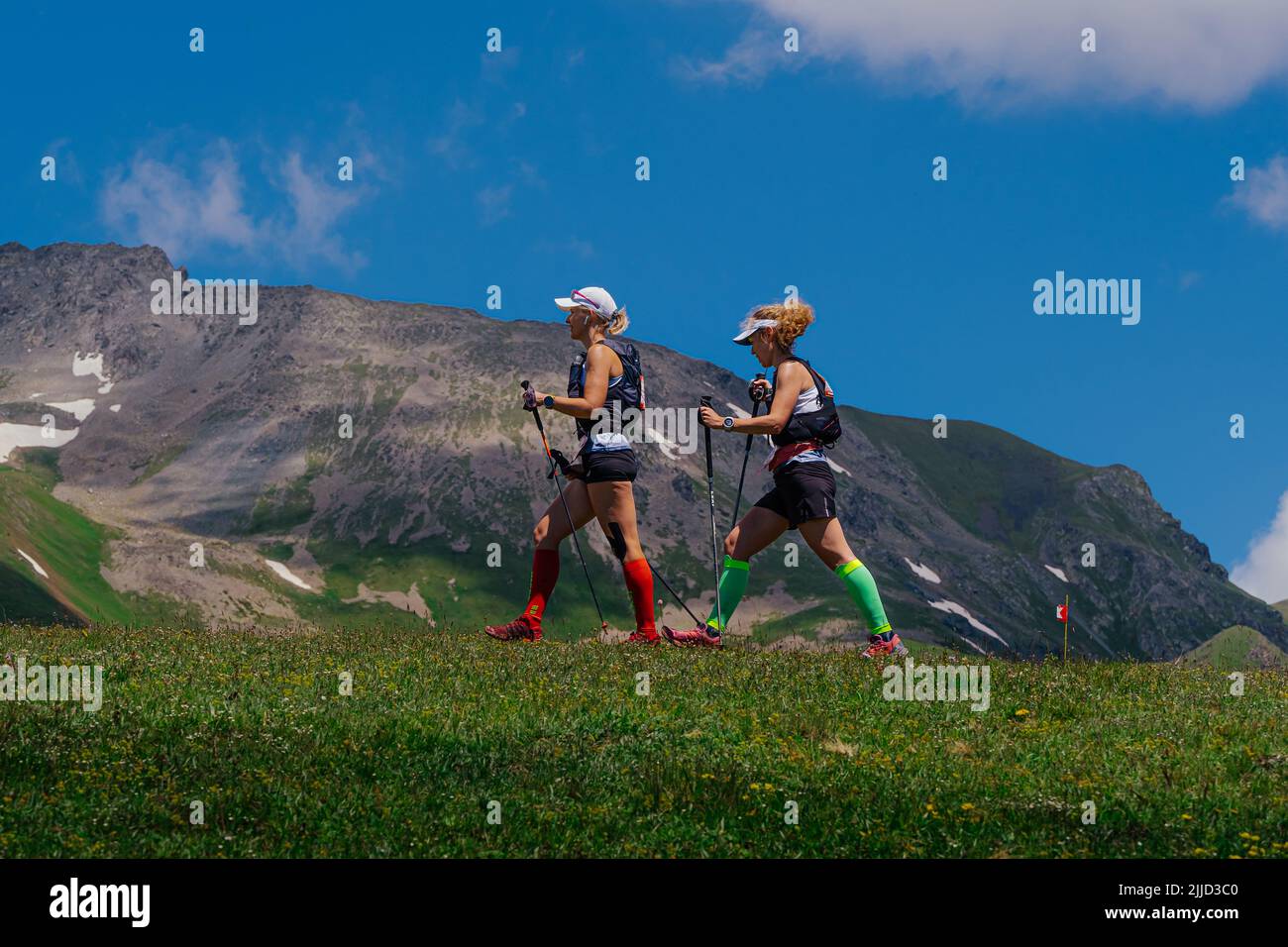 Arkhyz, Rusia - 3 de julio de 2022: Dos atletas femeninas en Arkhyz X Run Foto de stock