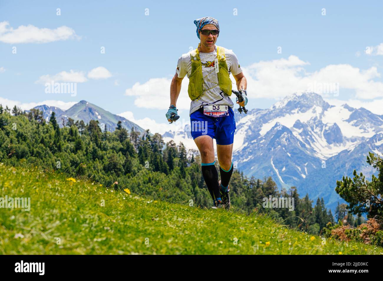 Arkhyz, Rusia - 3 de julio de 2022: Corredor masculino de carrera de montaña en Arkhyz X Run Foto de stock