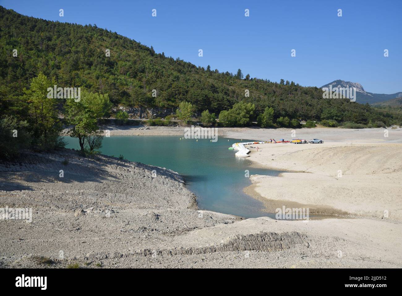 El lecho seco del lago de Castillon en el Verdon en su nivel más bajo del verano nunca durante el verano 2022 Heatwave y la sequía en la Provenza Francia Foto de stock