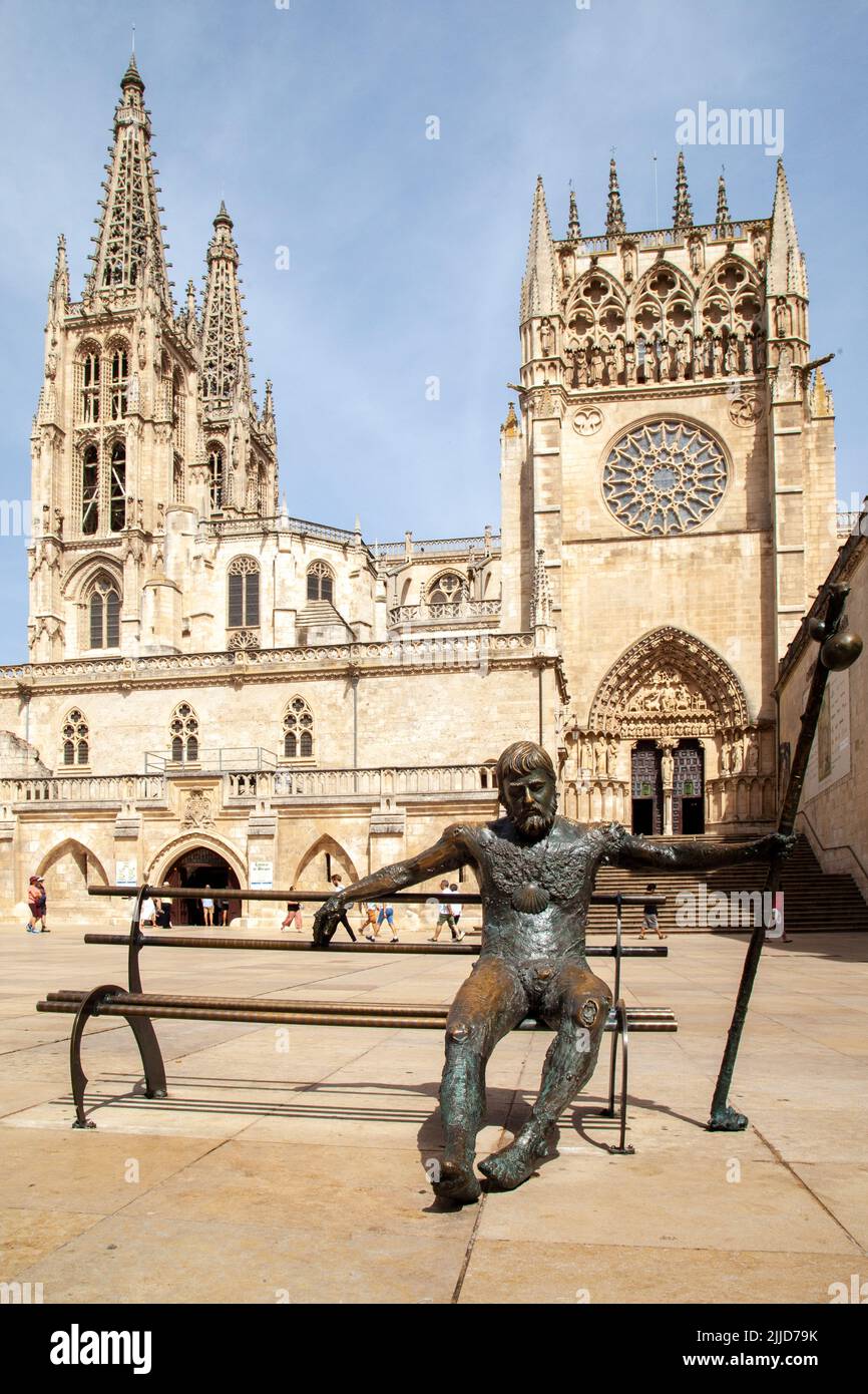 Estatua de bronce de un peregrino en la plaza María frente a la Catedral de Santa María en la ciudad española de Burgos España Foto de stock