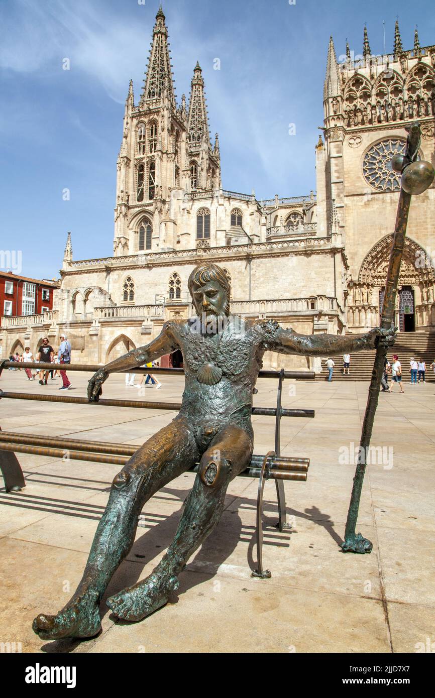 Estatua de bronce de un peregrino en la plaza María frente a la Catedral de Santa María en la ciudad española de Burgos España Foto de stock
