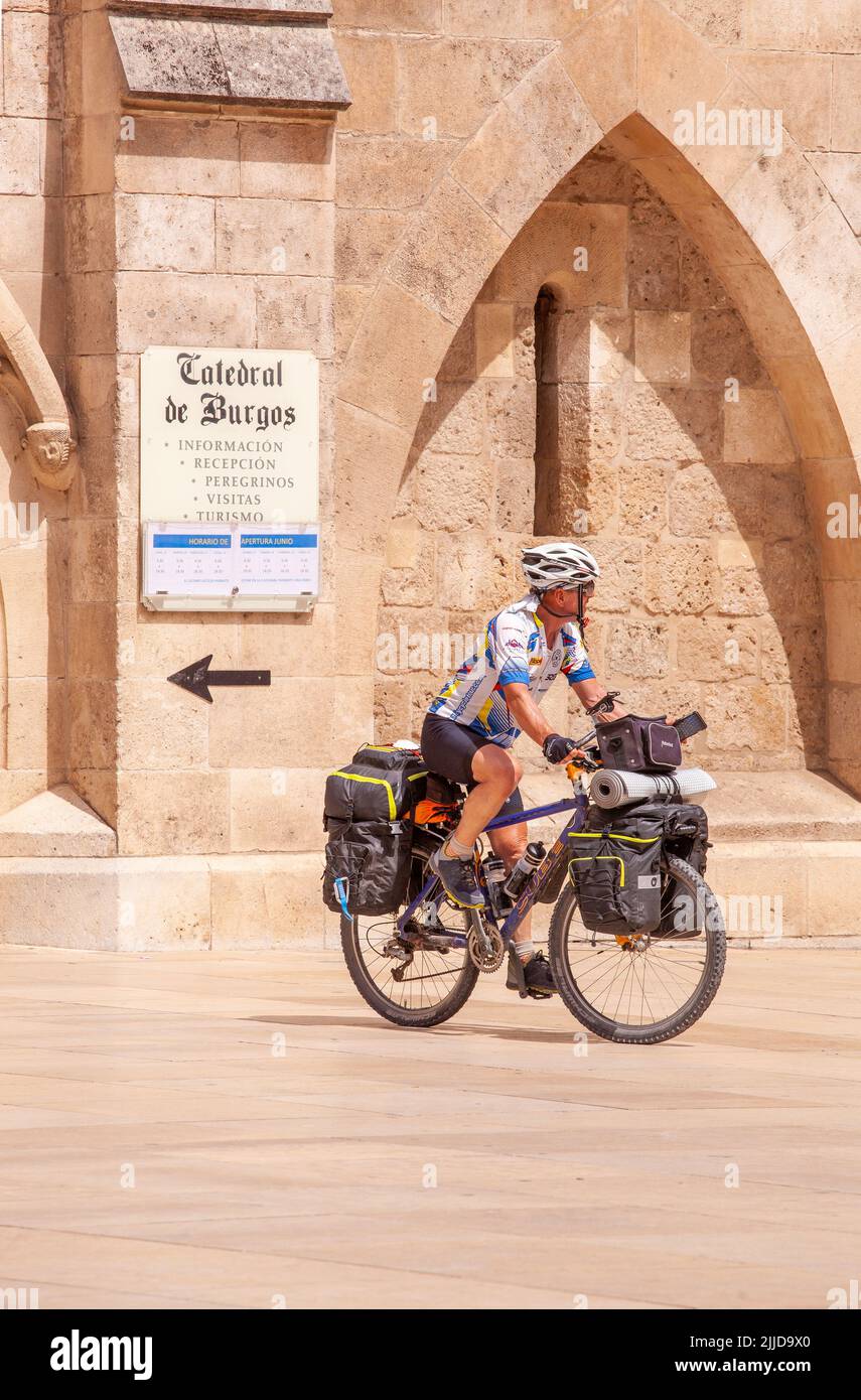 Ciclista montando el Camino de Santiago en la Plaza Santa María, en la ciudad española de Burgos España Foto de stock