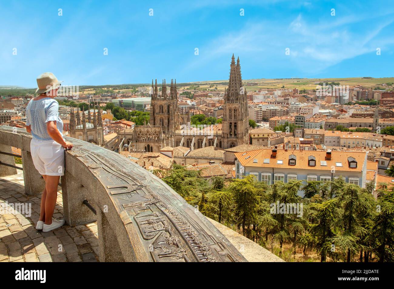 Mujer disfrutando de la vista sobre la ciudad española de Burgos España desde el mirador del Castillo hacia la catedral Foto de stock