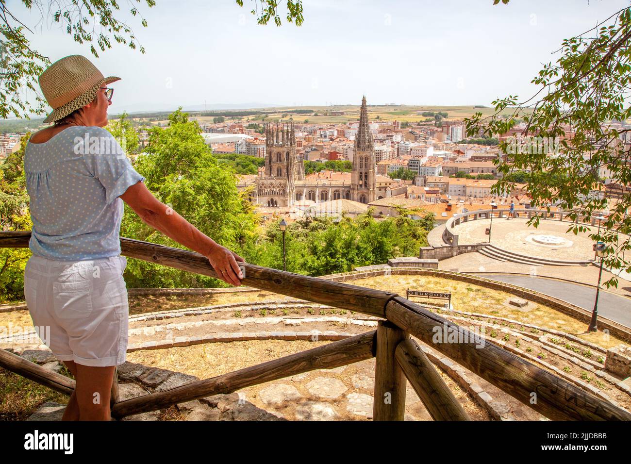Mujer disfrutando de la vista sobre la ciudad española de Burgos España desde el mirador del Castillo hacia la catedral Foto de stock