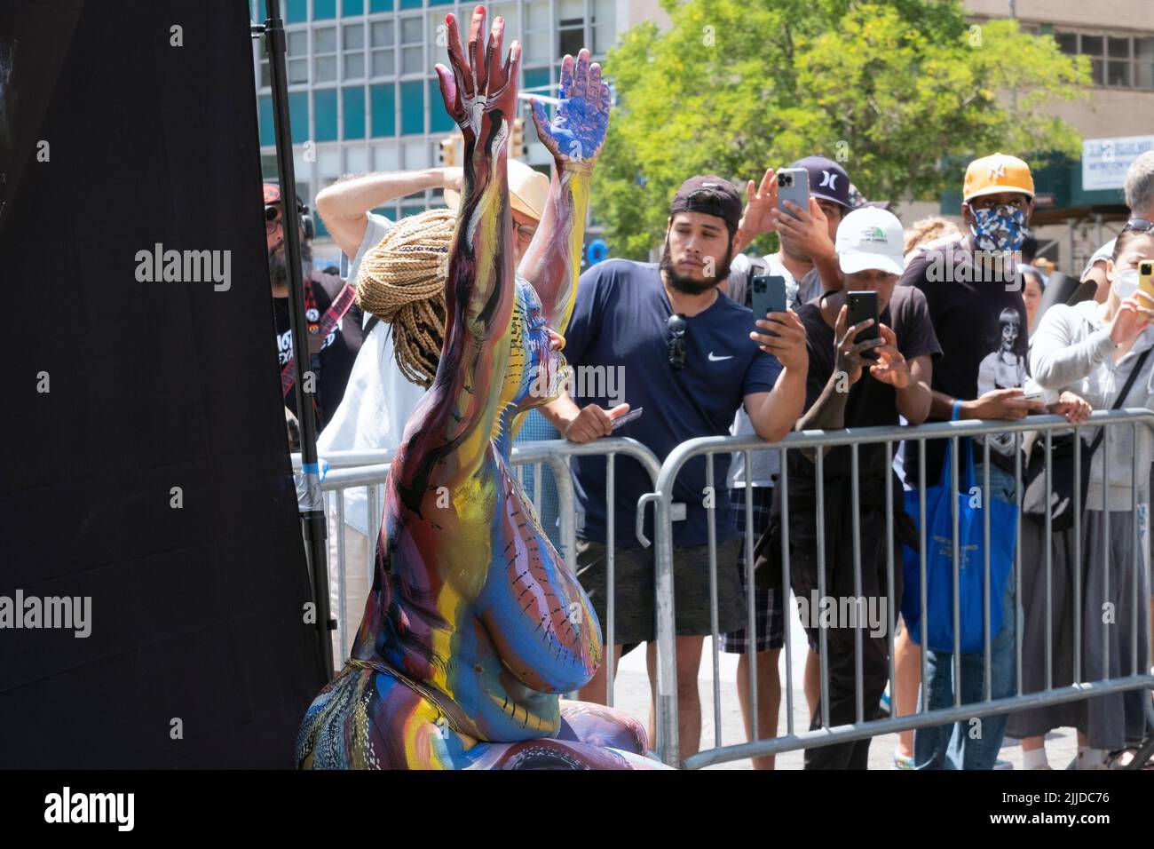 Una atractiva mujer del tamaño de pus posará después de una pintura de cuerpo entero en un evento en Union Square Park en Manhattan, Nueva York. Foto de stock
