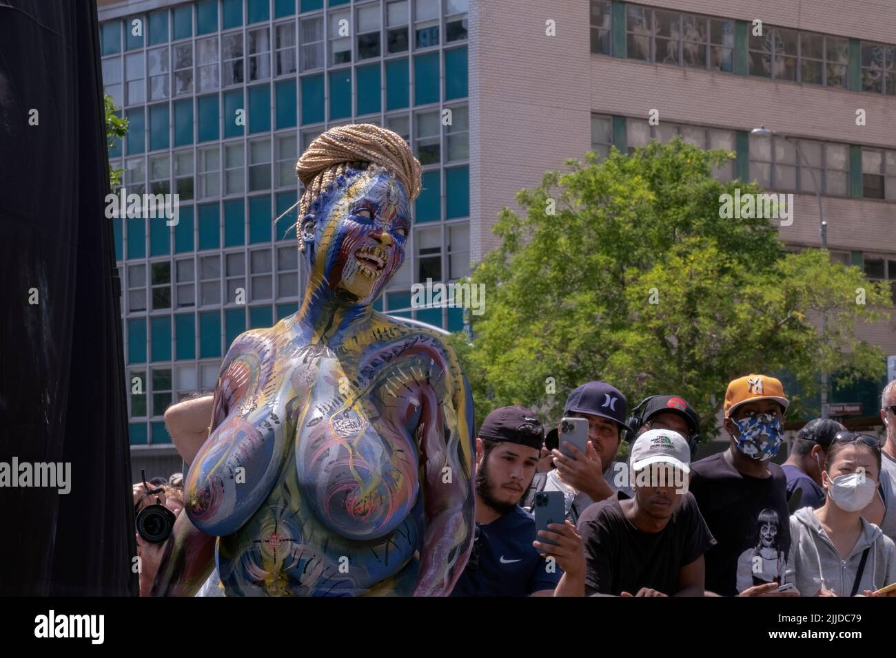 Una atractiva mujer feliz del tamaño del pus poses después de una pintura del cuerpo entero en un acontecimiento en el parque de la plaza de la unión en Manhattan, Nueva York. Foto de stock