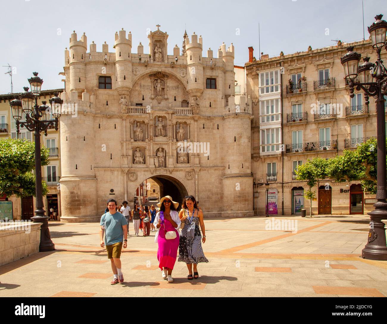 Grupo de mujeres en un recorrido turístico por la ciudad española de Burgos en el puente de Santa María fuera de la puerta de la ciudad de Santa María, España Foto de stock