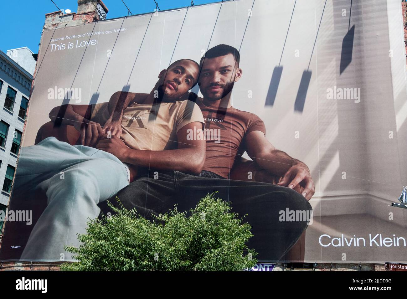 Una gigantesca cartelera Calvin Klein de 4 pisos en Houston St. Celebrando la Justicia Smith & Nic Ash, un amor del mismo sexo. Durante el mes Pride, 2022 en Manhattan. Foto de stock