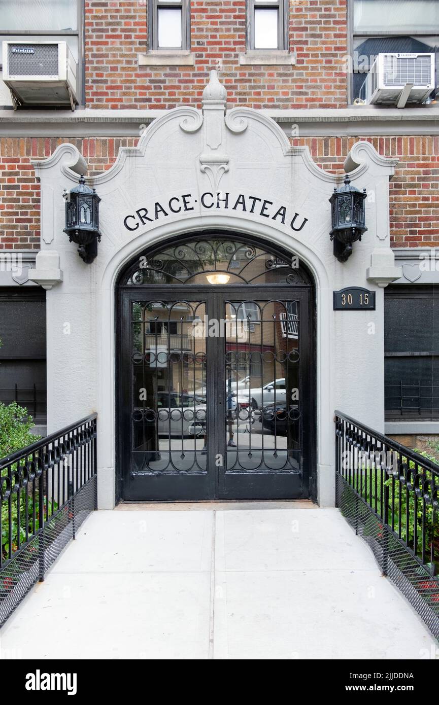 La entrada a la casa de apartamentos Grace Chateau en la calle 33rd en Astoria, Queens, Nueva York. Foto de stock