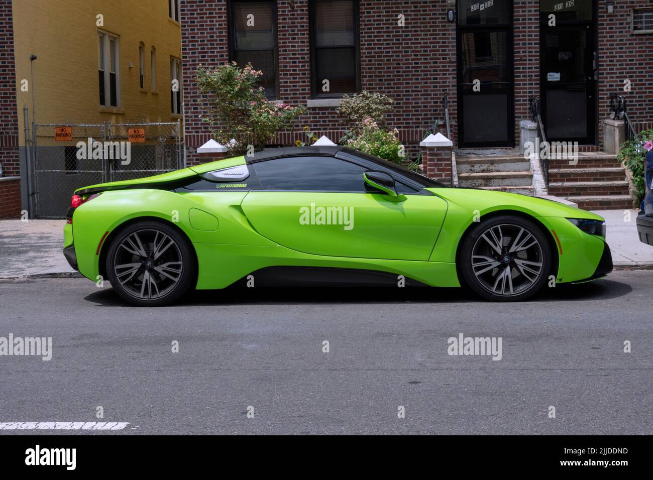 Un sedán de 2 puertas BMW Roadrunner verde lima estacionado en la calle 33rd en Astoria, Queens, Nueva York. Foto de stock