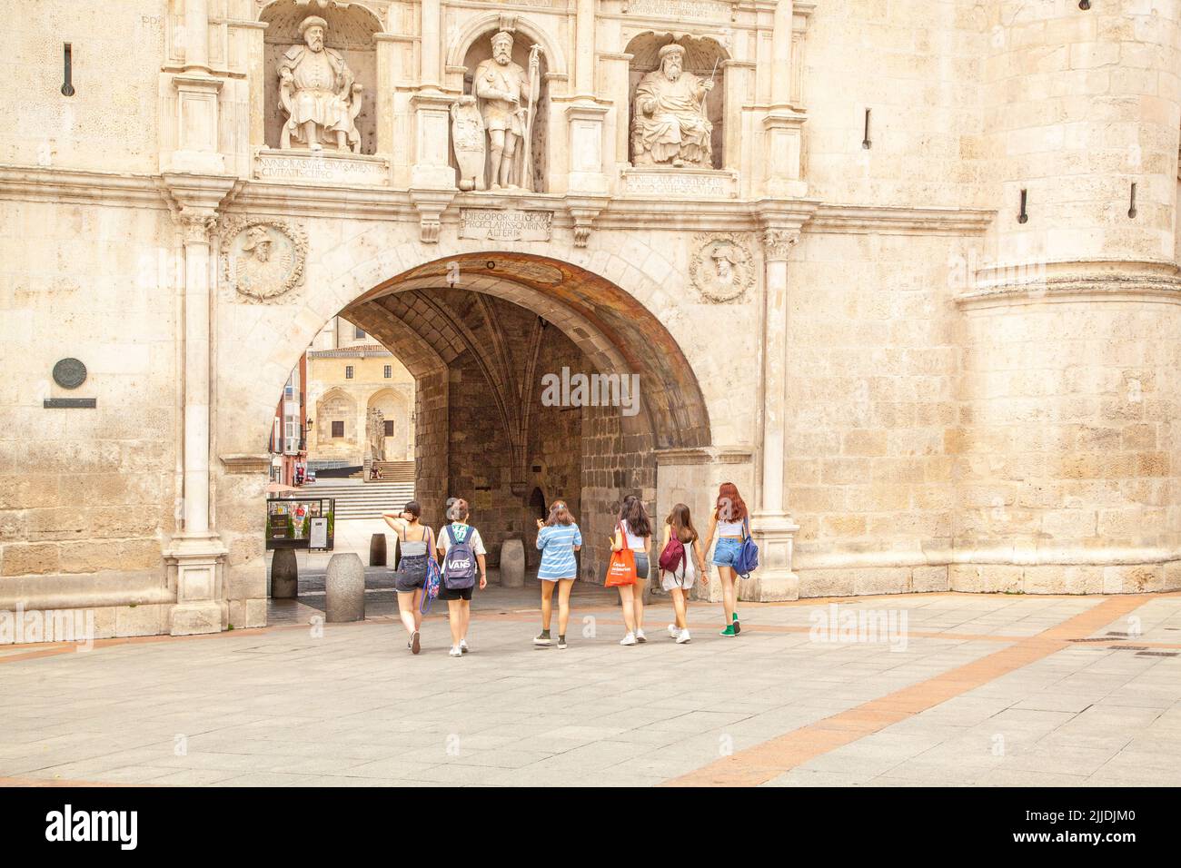 Grupo de mujeres en un recorrido turístico por la ciudad española de Burgos en el puente de Santa María fuera de la puerta de la ciudad de Santa María, España Foto de stock