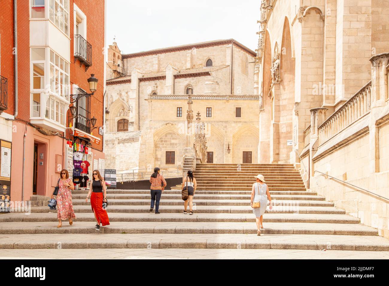 Gente en las escaleras de la catedral de Santa María la virgen en la ciudad española de Burgos España Foto de stock