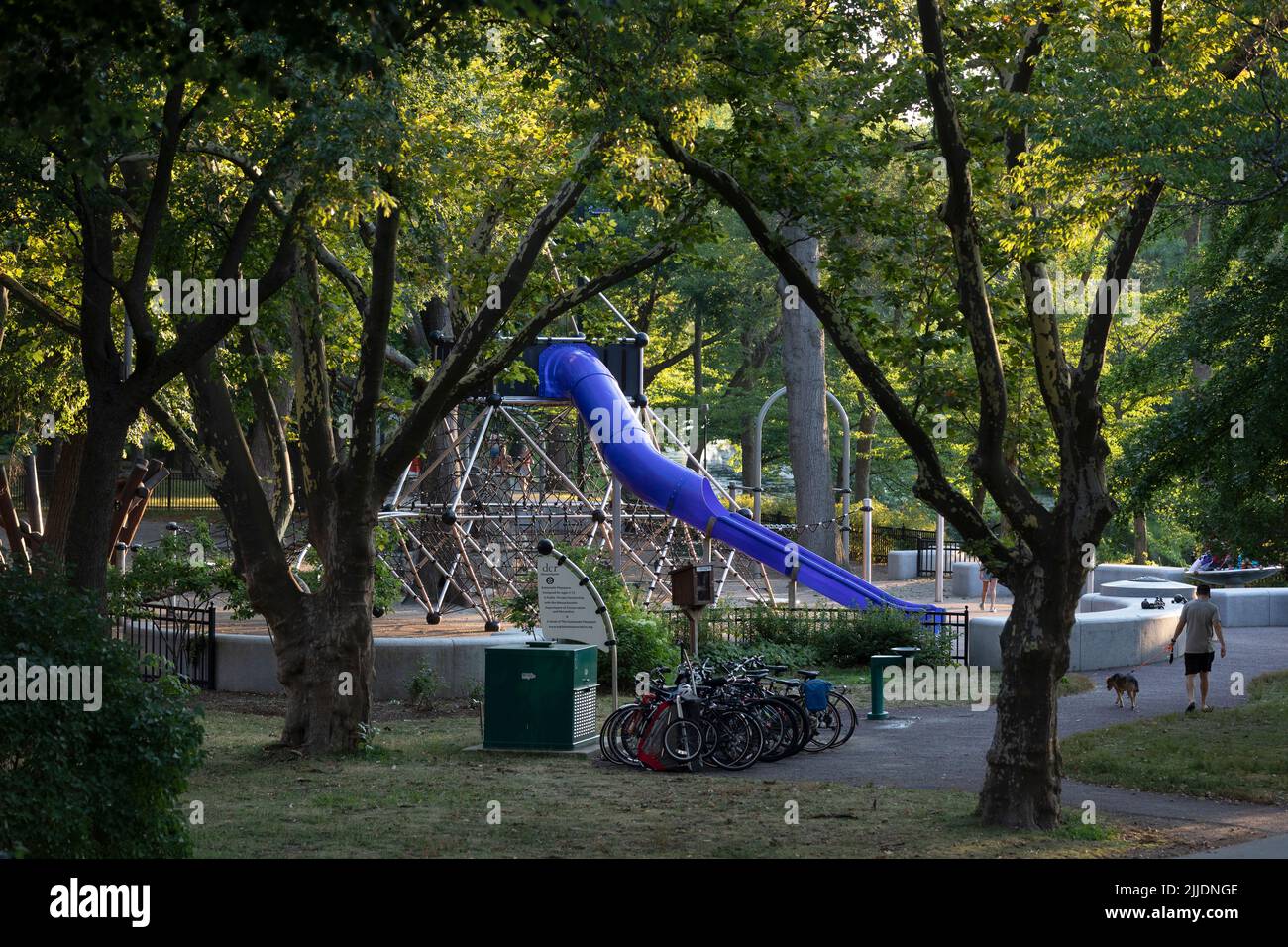 Parque infantil con estructura de escalada, Esplanade, Boston, Massachusetts Foto de stock