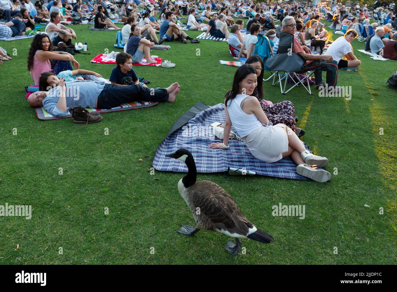 Gente al aire libre en la Explanada para un concierto de verano de la Boston Landmarks Orchestra Foto de stock