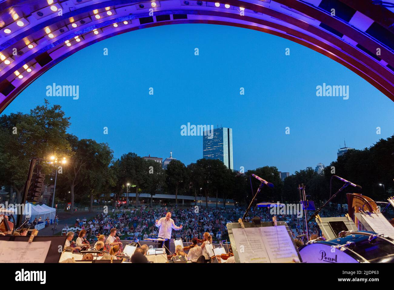 Boston Landmarks Orchestra actúa en el Hatch Shell en el Esplande, Boston, Massachusetts Foto de stock