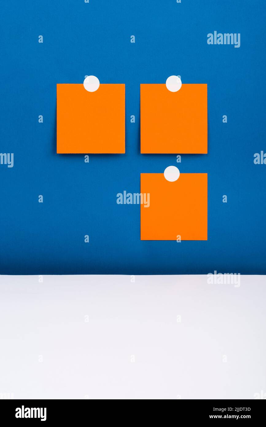 Tres notas pegadas en la pared con mensajes importantes sobre el