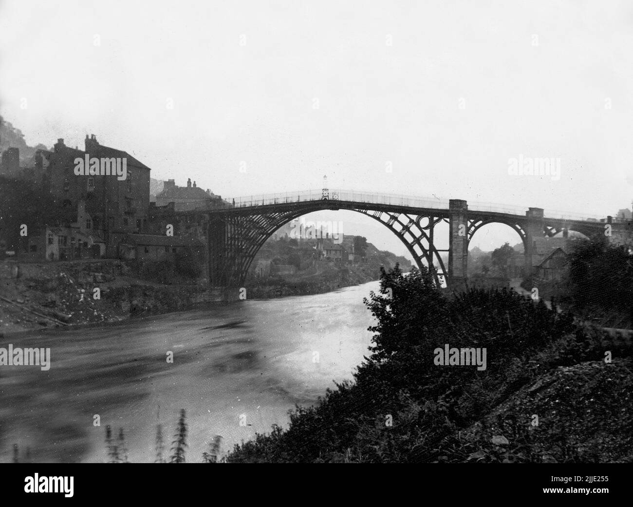 El puente de hierro y el río Severn en Shropshire 1890 Foto de stock