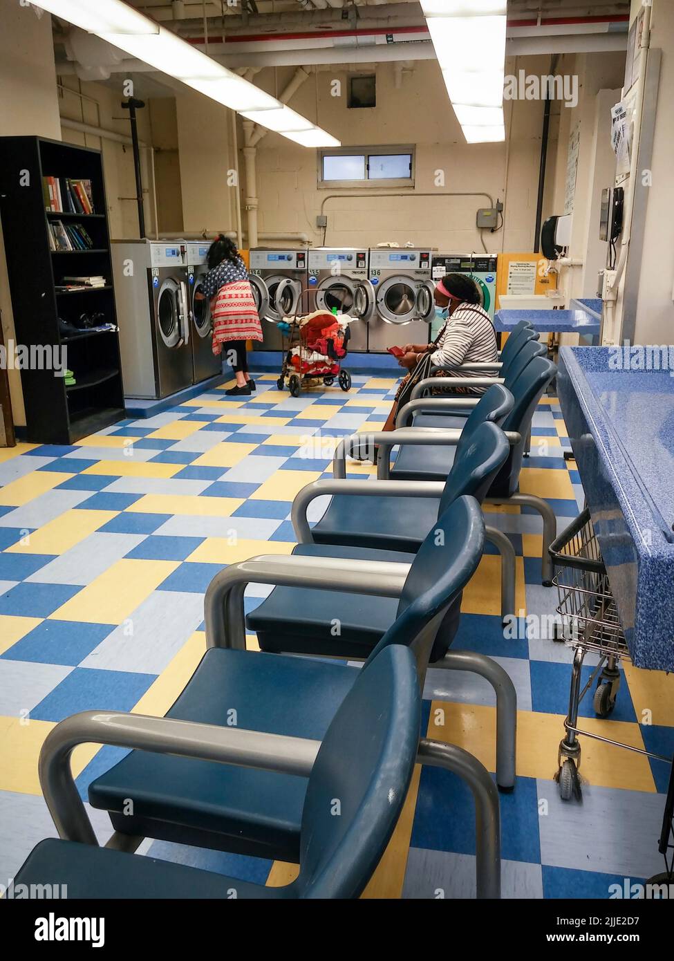 Una sala de lavandería en Nueva York el jueves, 23 de junio de 2022. (© Richard B. Levine) Foto de stock