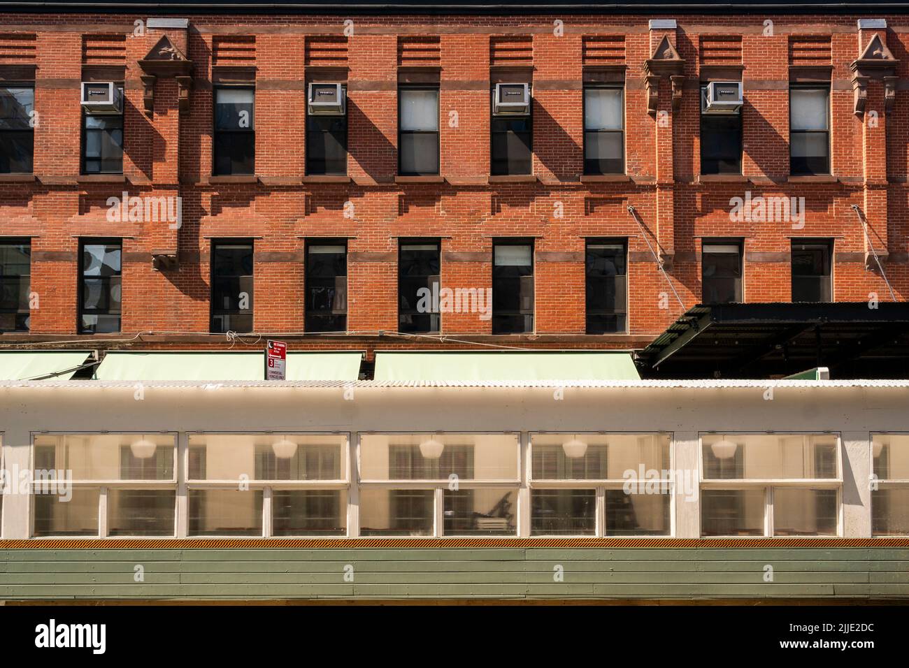 Comedor al aire libre y edificio Edward Hopper-esque acompañante en el distrito Meatpacking de Nueva York el viernes, 15 de julio de 2022. (© Richard B. Levine) Foto de stock