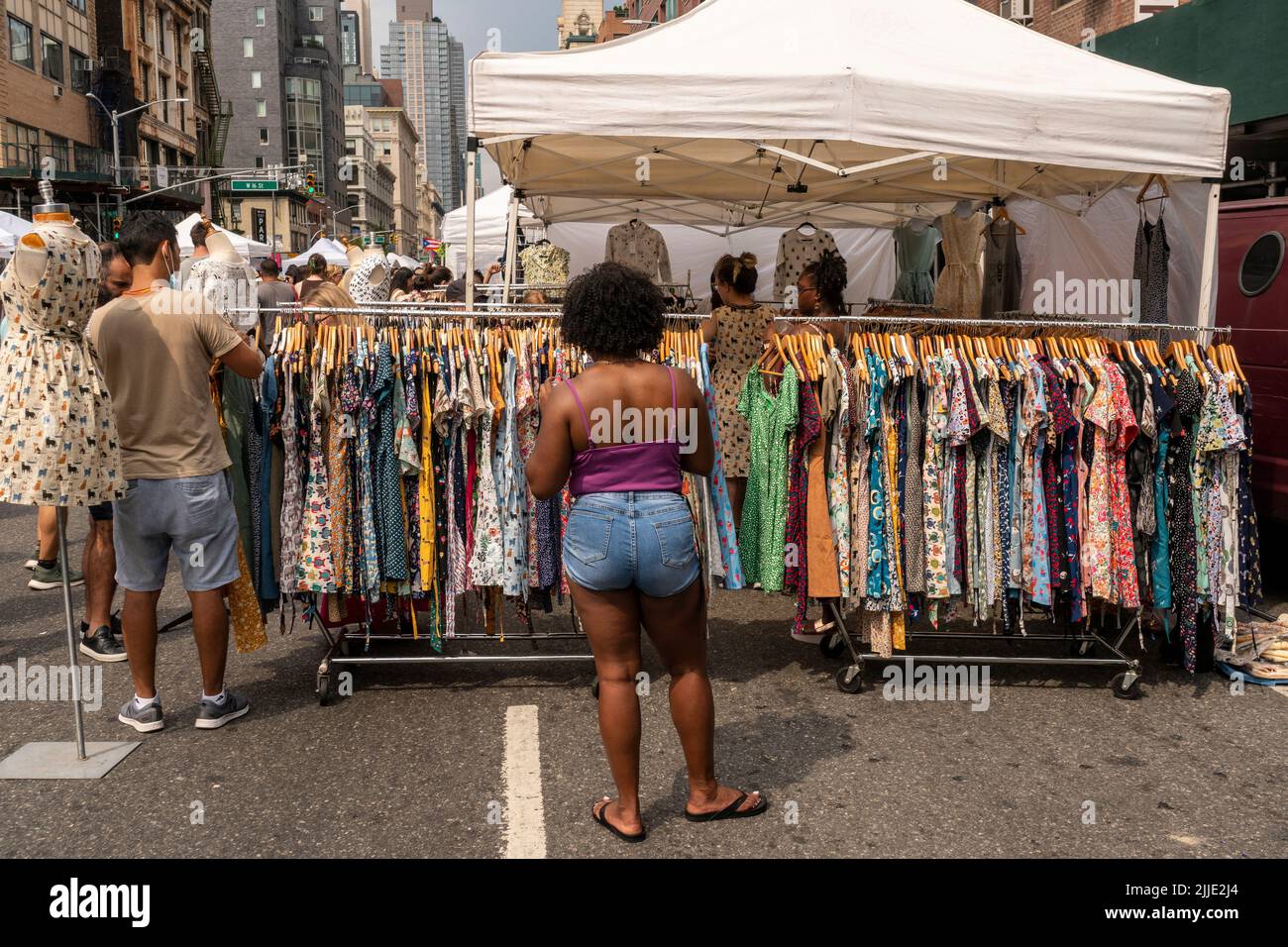 Multitud de compradores en una feria callejera en Chelsea en Nueva York Sábado, 16 de julio de 2022. (© Richard B. Levine) Foto de stock