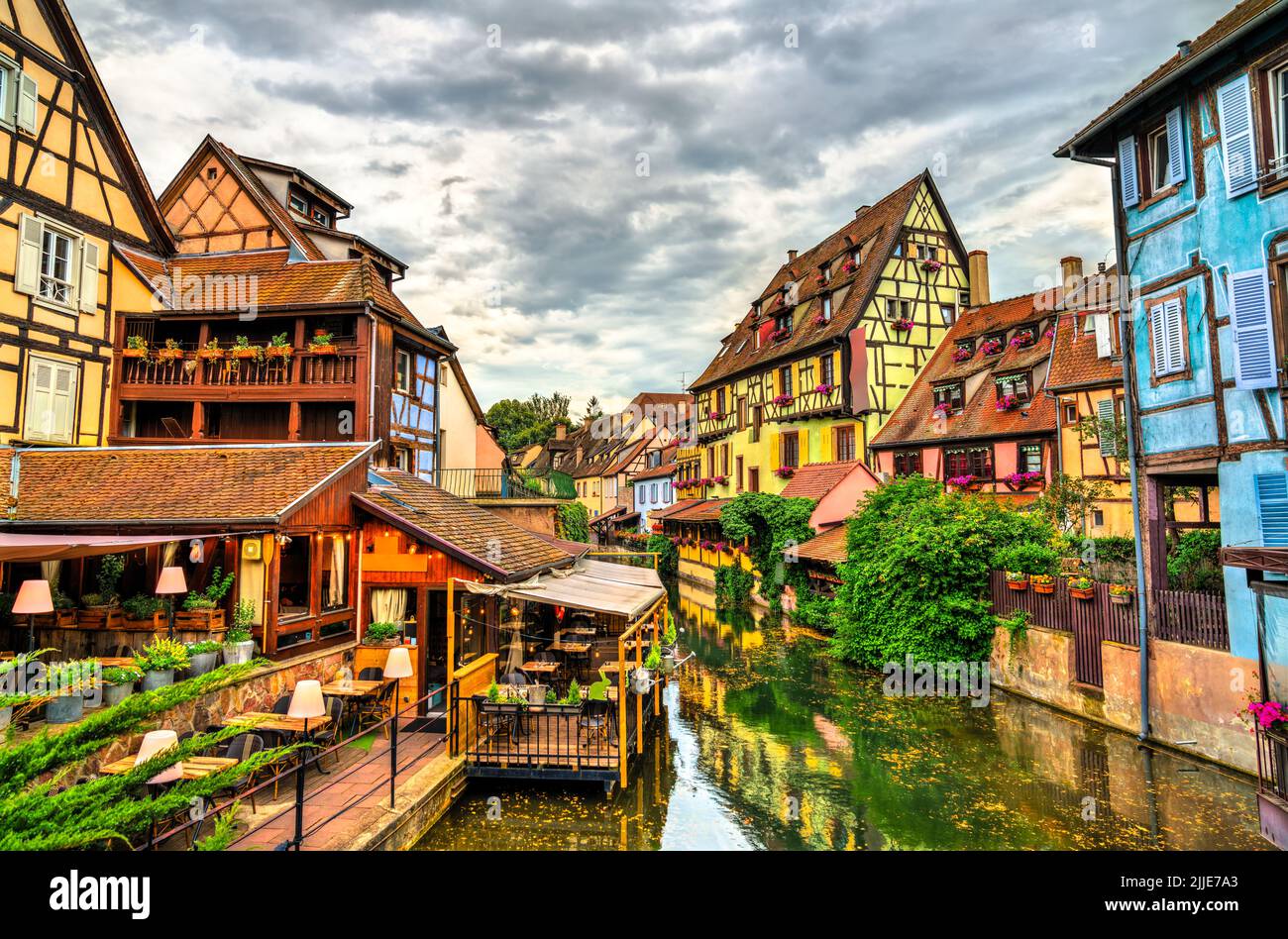 Casas tradicionales con entramado de madera en Colmar, Francia Foto de stock