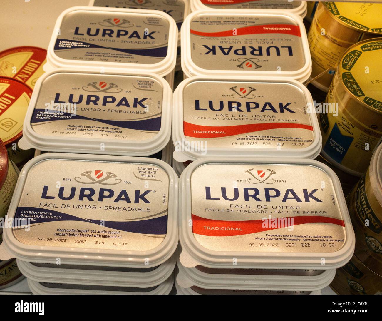 Mantequilla Lurpak en un supermercado en España Foto de stock