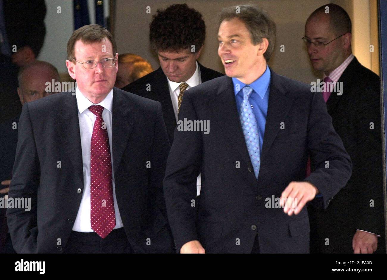 Foto de archivo de fecha 14/6/2002 del Primer Ministro británico Tony Blair (derecha) con David Trimble, el primer Ministro de Irlanda del Norte en el aeropuerto de Jersey, Jersey, antes de la cumbre del Consejo Británico-Irlandés que tendrá lugar en Jersey. El antiguo primer ministro de Irlanda del Norte ha muerto, anunció el Partido Unionista del Ulster. Fecha de emisión: Lunes 25 de julio de 2022. Foto de stock