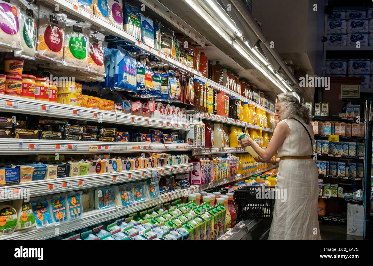 El miércoles, 20 de julio de 2022, las tiendas de ciudadanos de la tercera edad en un supermercado en Nueva York. En el decenio de 1980, cuando la inflación alcanzó sus niveles récord anteriores, la Reserva Federal la combatió elevando las tasas de interés tres puntos porcentuales. (© Richard B. Levine) Foto de stock