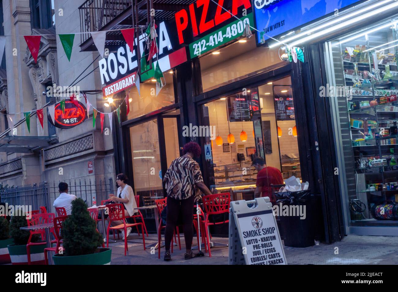 Rosetta Pizza pizzería en el barrio de Greenwich Village de Nueva York el martes, 19 de julio de 2022. (© Richard B. Levine) Foto de stock