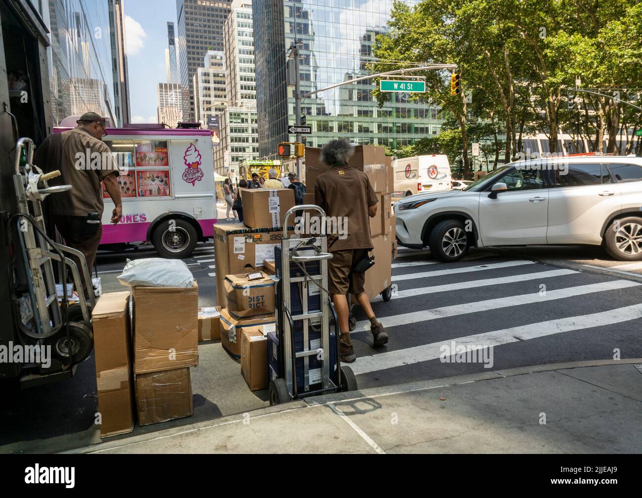 Los trabajadores de UPS clasifican los paquetes para su entrega en Midtown Manhattan en Nueva York el martes, 19 de julio de 2022. (© Richard B. Levine) Foto de stock
