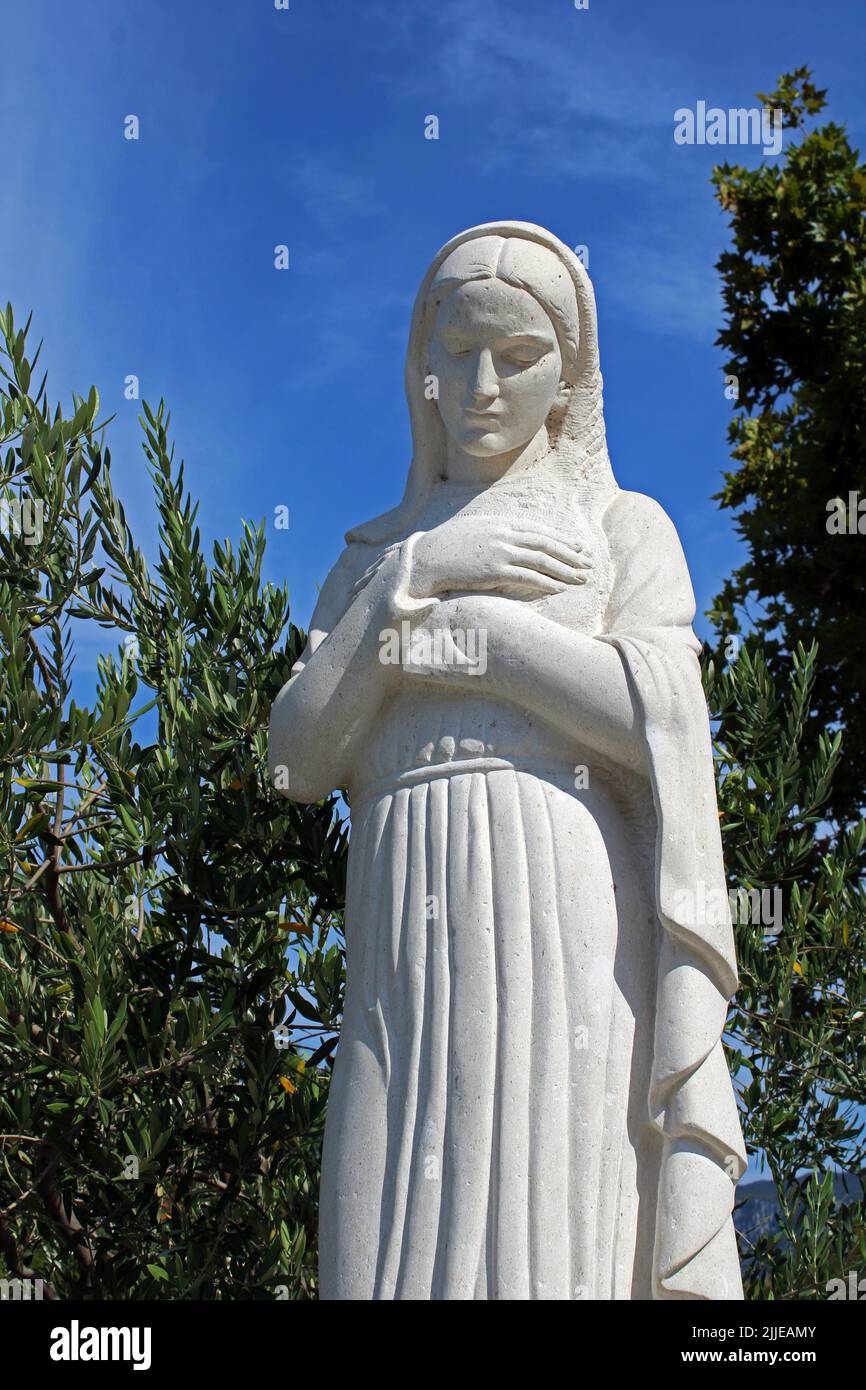 Monumentos famosos, Crikvenica, Iglesia de la Asunción de la Santísima Virgen María, estatua de la Virgen María, Croacia Foto de stock
