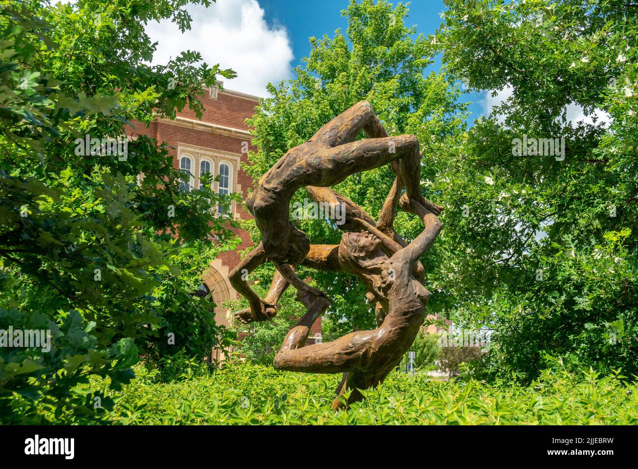 EAU CLAIRE, WI, EE.UU. - 24 DE JULIO de 2022: Escultura en bronce ambiental en la Universidad de Wisconsin-Eau Claire. Foto de stock