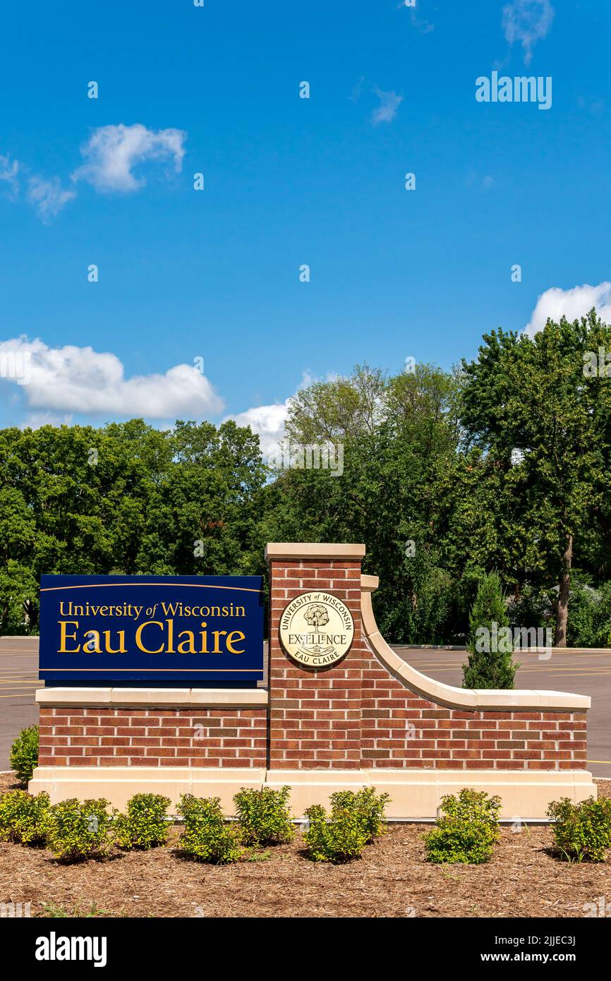 EAU CLAIRE, WI, EE.UU. - 24 DE JULIO de 2022: Entrada y logotipo de marca en la Universidad de Wisconsin-Eau Claire. Foto de stock