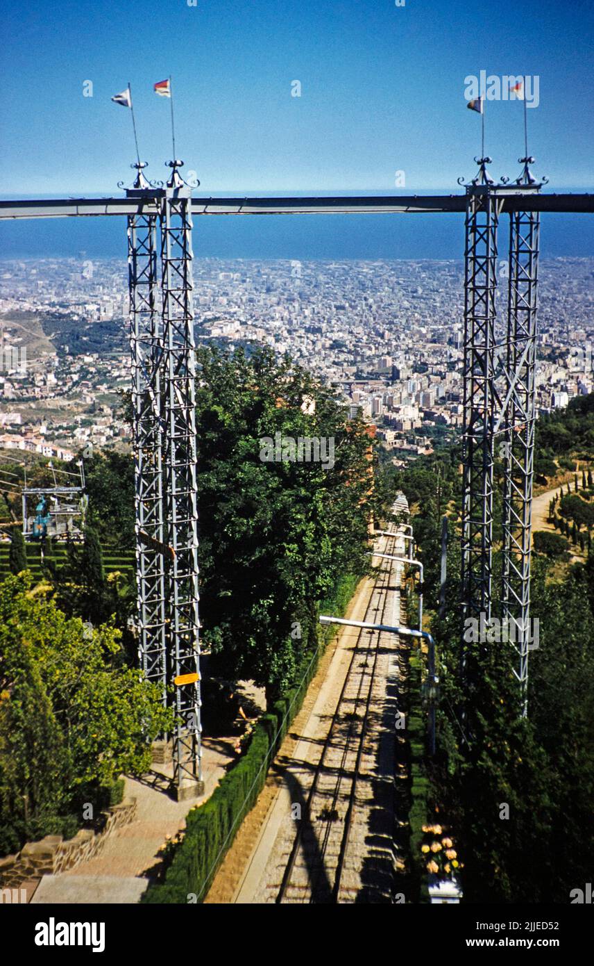 Vista de la ciudad a la costa desde arriba del funicular del Tibidabo, Barcelona, Cataluña, España 1958 de julio Foto de stock