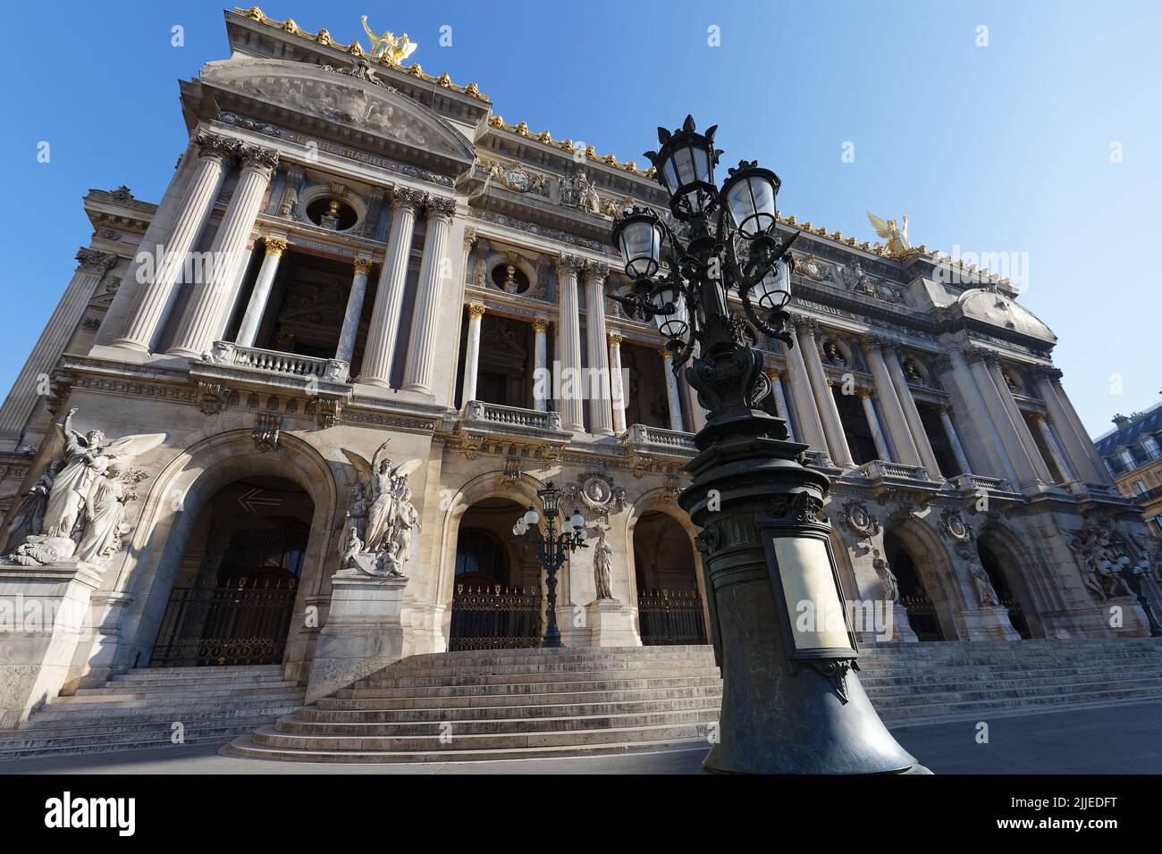 Vista frontal de la Ópera Nacional de París. El Grand Opera es un famoso edificio neobarroco de París. Diseñado por Charles Garnier en 1875. París. Foto de stock