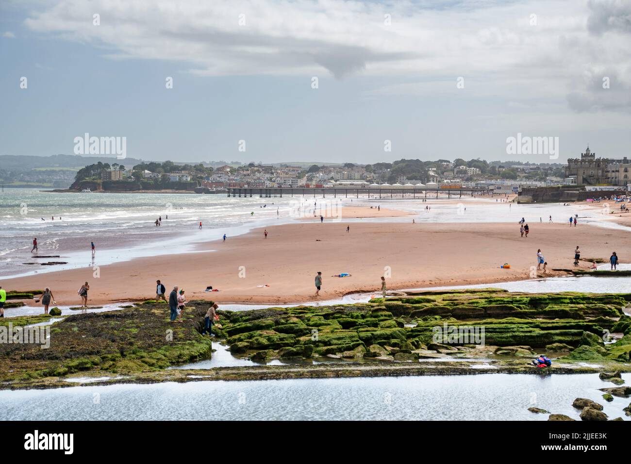 Paignton, Reino Unido - Agosto 20 2020 - Una vista de la playa, muelle y ciudad de Paginton desde Esplanade oriental Foto de stock