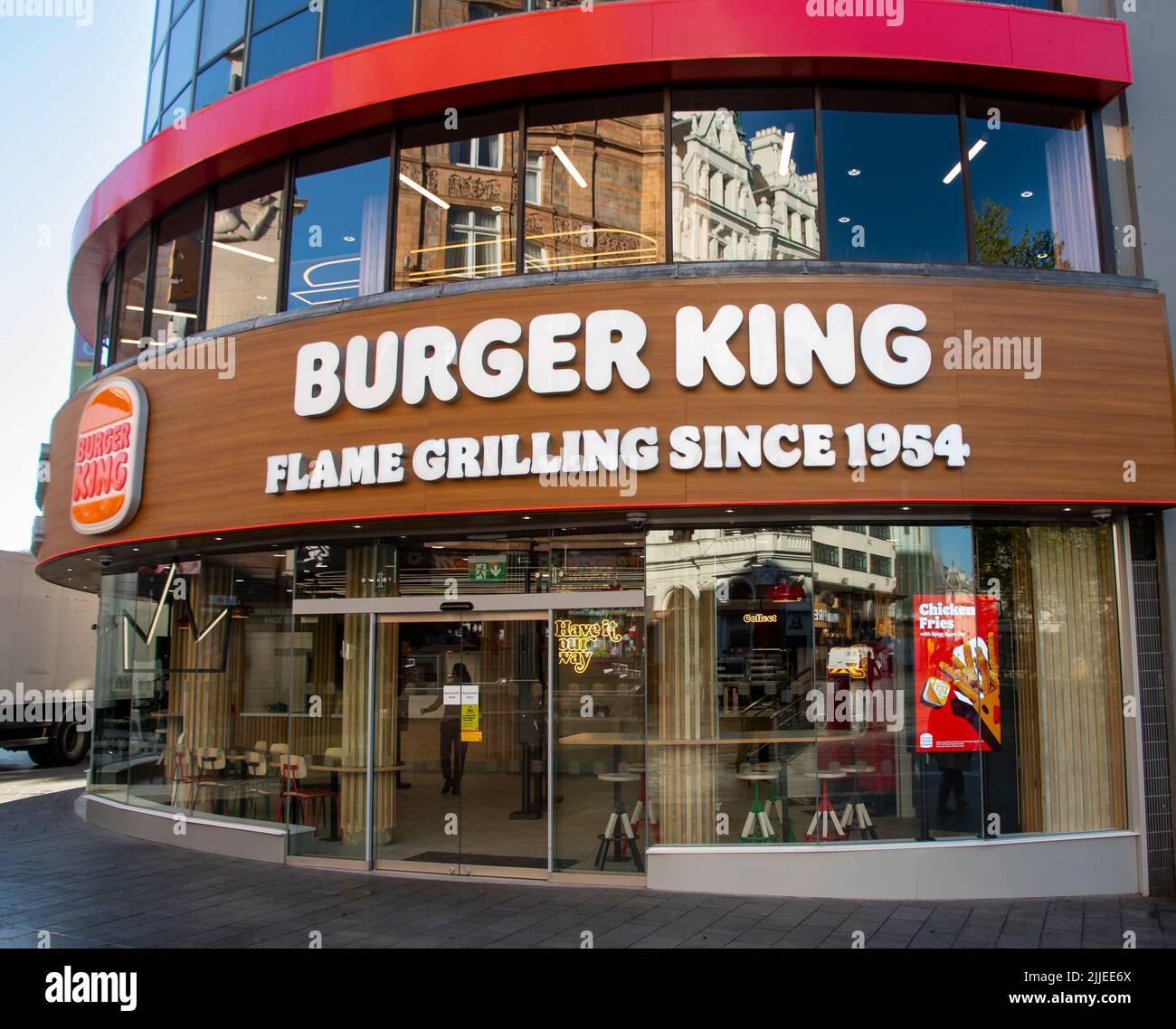 Londres, Reino Unido - Abril 26 2022 - La fachada del restaurante de comida rápida Burger King en Leicester Square Foto de stock
