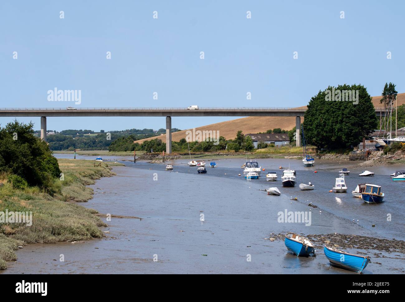 Wadebridge, Reino Unido - 18 2022 de julio - El puente de la carretera A39 se extiende sobre el río Camel en Wadebridge Foto de stock