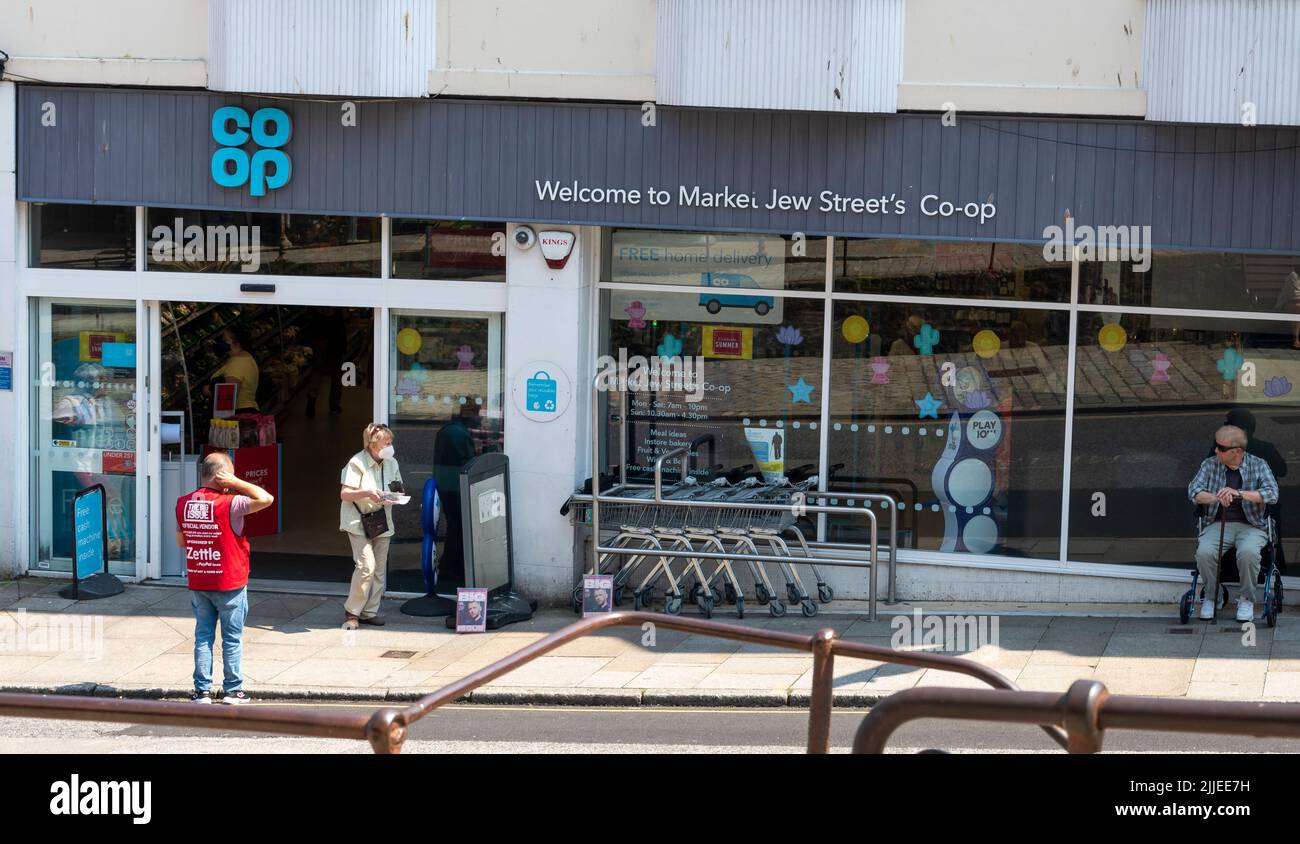 Penzance, Reino Unido - 19 2022 de julio - Compradores fuera del supermercado Co-Op en Market Jewish Street Foto de stock