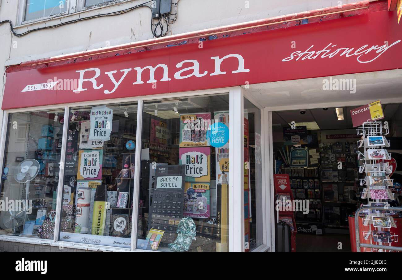 Penzance, Reino Unido - Julio 19 2022 - La fachada de la tienda de papelería Ryman en Market Jewish Street Foto de stock