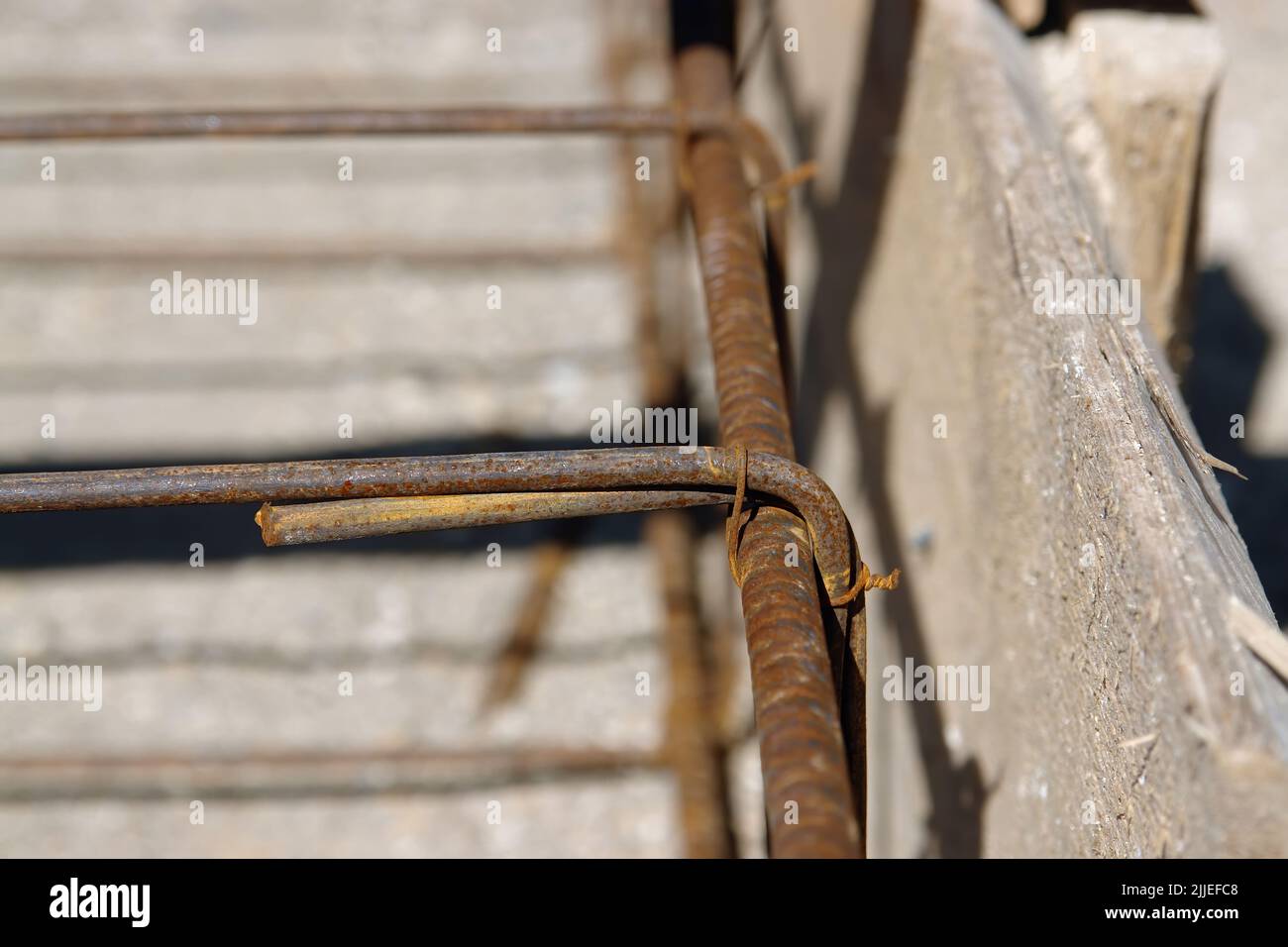 Primer plano de las barras de refuerzo de acero de la cimentación de la casa Foto de stock