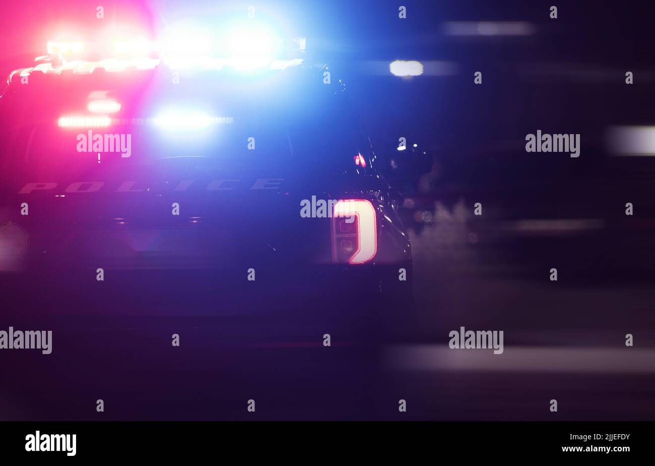 Concepto de control de tráfico nocturno de la policía de los Estados Unidos de América. Punto de control DUI. Foto de stock