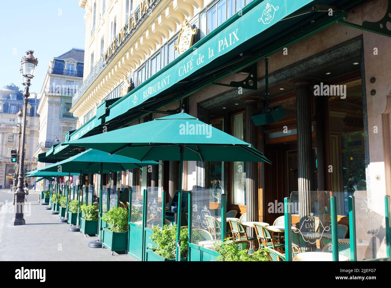 El famoso café de la Paix, situado cerca de la ópera, el palacio Garnier de París, Francia. Había sido inaugurada el 5 de mayo , 1862. Foto de stock
