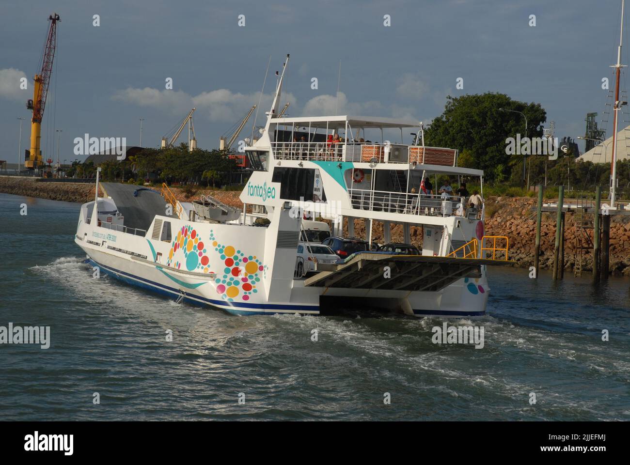 Ferry de coches y pasajeros que sale de Townsville hacia Magnetic Island, Queensland, Australia Foto de stock