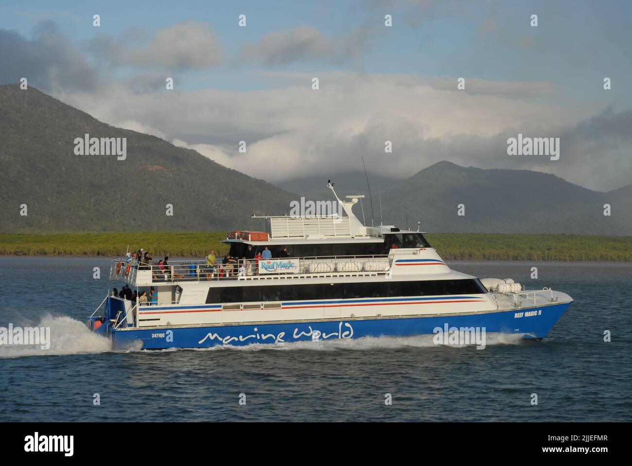 El ferry de Marine World sale de Cairns de camino a Green Island en la Gran Barrera de Coral, Queensland, Australia Foto de stock